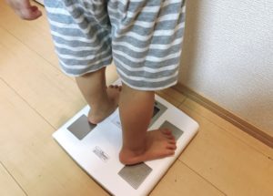 体重計に乗る子ども