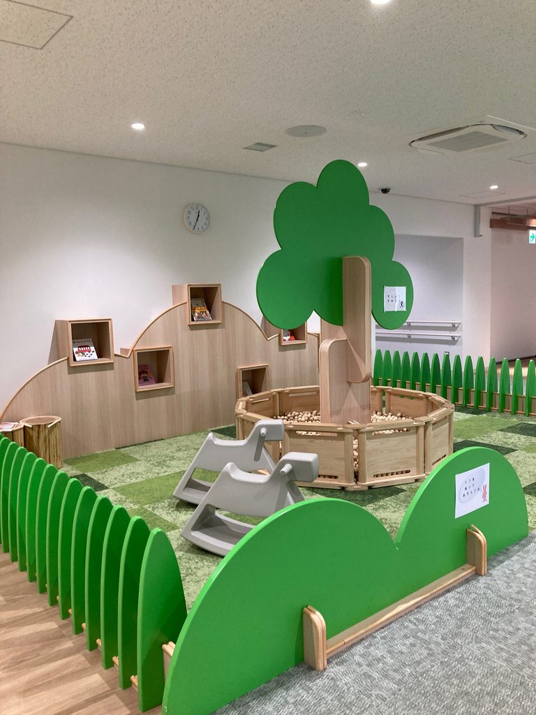 木製ボールプールがあるキッズサロン(やまとecoクリーンセンター)
