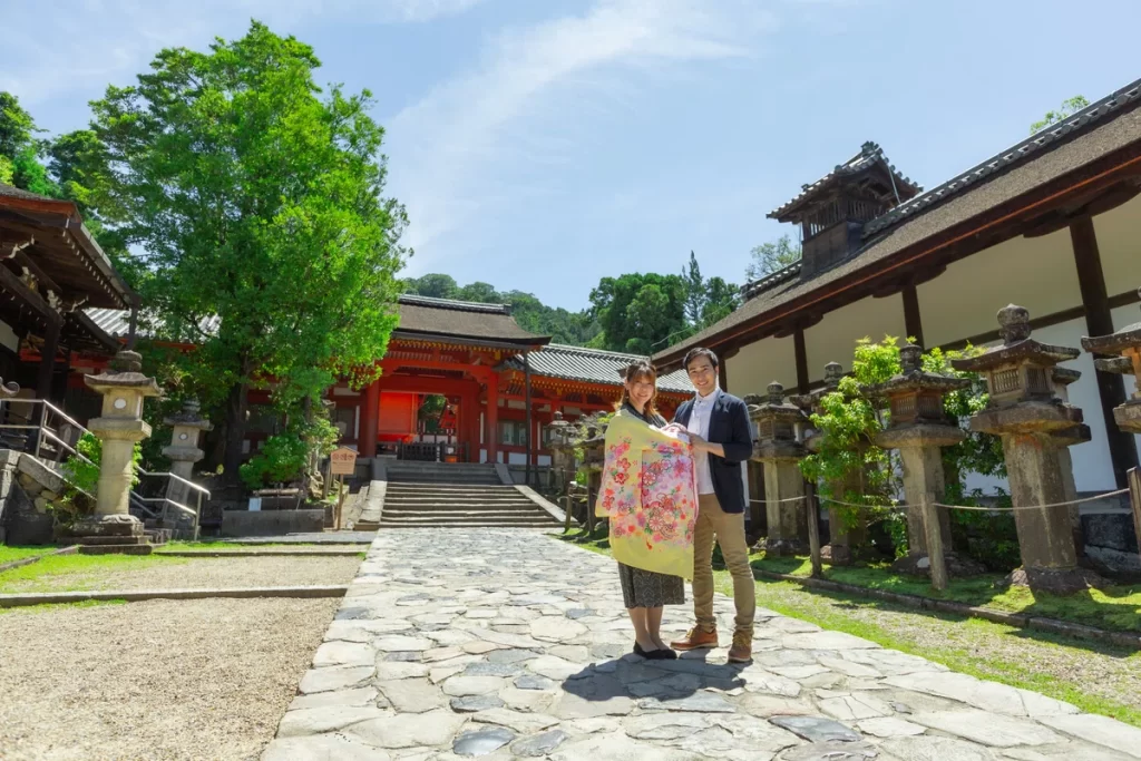 神社でお宮参りをする家族
